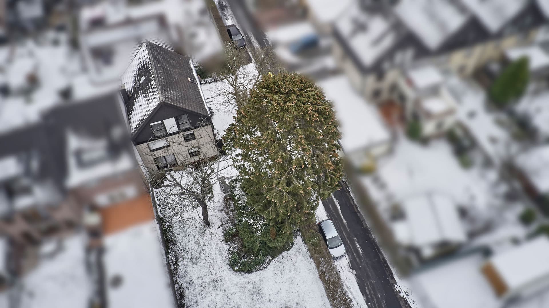 ein Haus im Schnee, Drohnenansicht