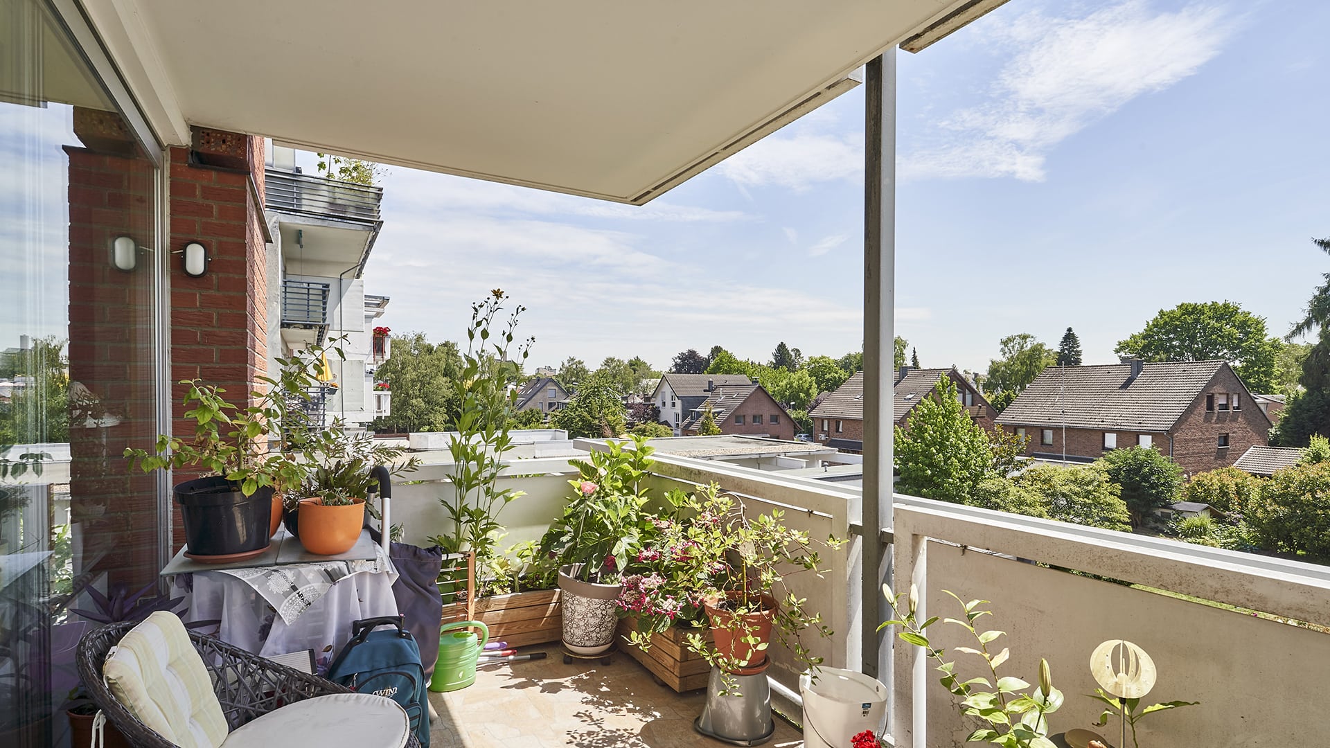 Ein Balkon mit vielen Pflanzen